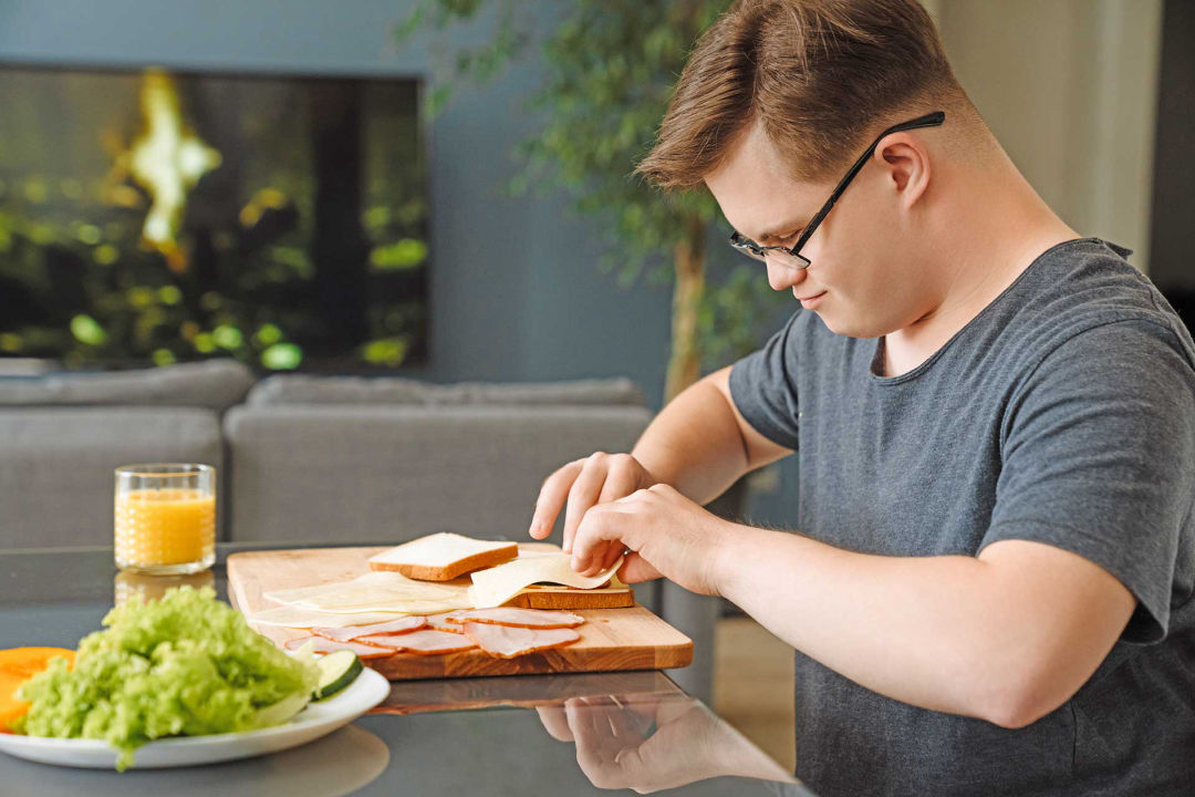 junger-mann-bereitet-sandwich